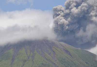 Gunung Gamalama, Ternate, Maluku Utara kembali semburkan abu vulkanik setinggi 300-500 meter. Foto : Kompas